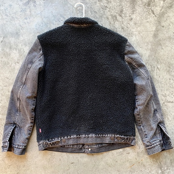 Levi's sherpa trucker jacket in faded black denim - Picture 2 of 3